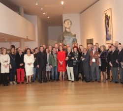 Fotografía de grupo de Su Majestad la Reina con las autoridades y los artistas